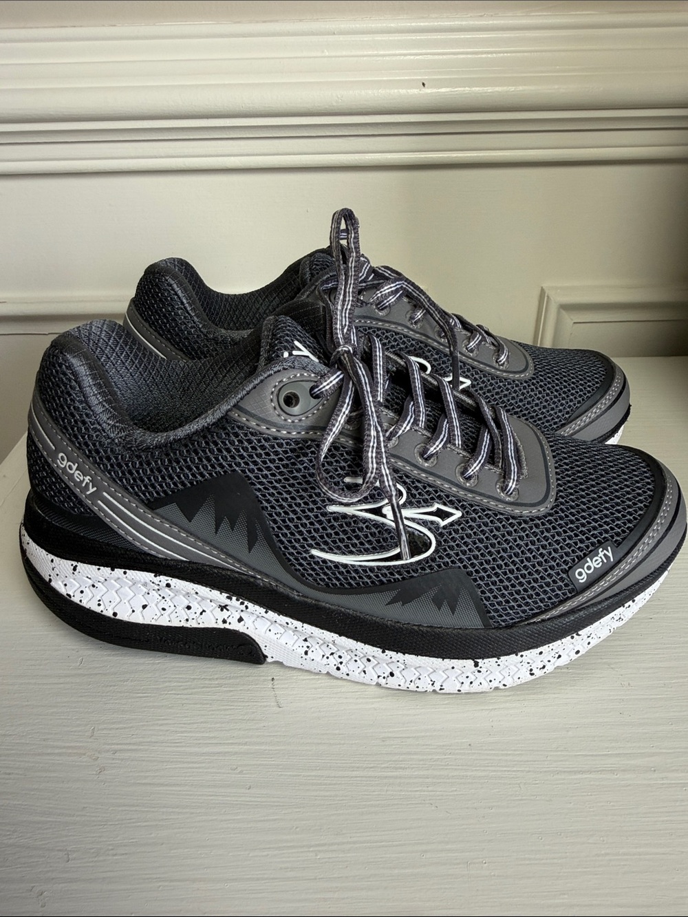 Gravity Defyer Women’s gdefy Might Walk Shoes in Grey & Black. Size 8